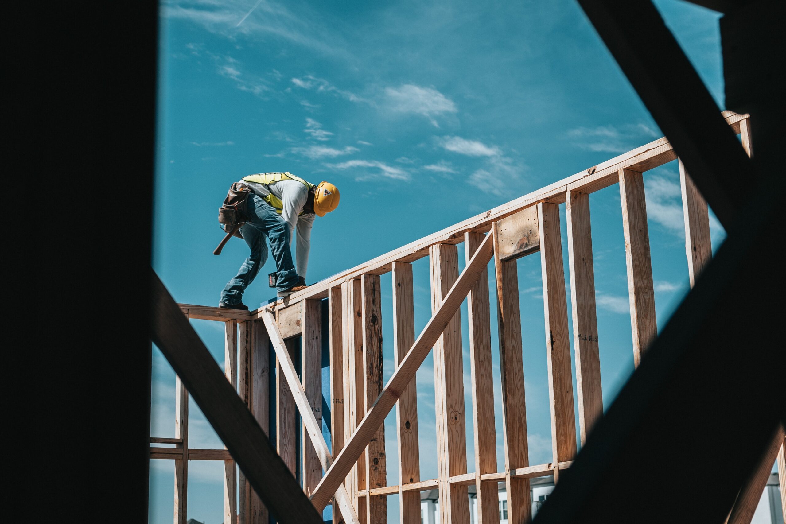 Bois densifié : Comment peut-il remplacer le bois naturel dans les projets de construction?