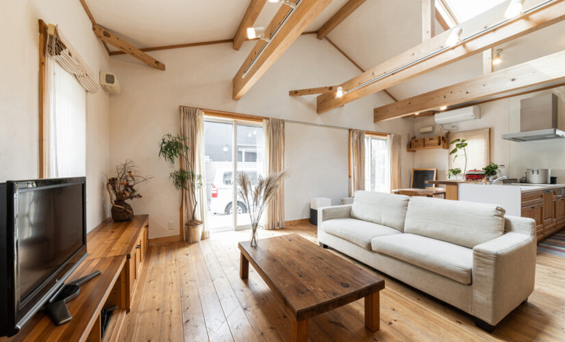 Rénovation de maison : le choix du bois naturel pour vos meubles