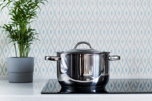 Comment utiliser une casserole normale sur une plaque à induction ?