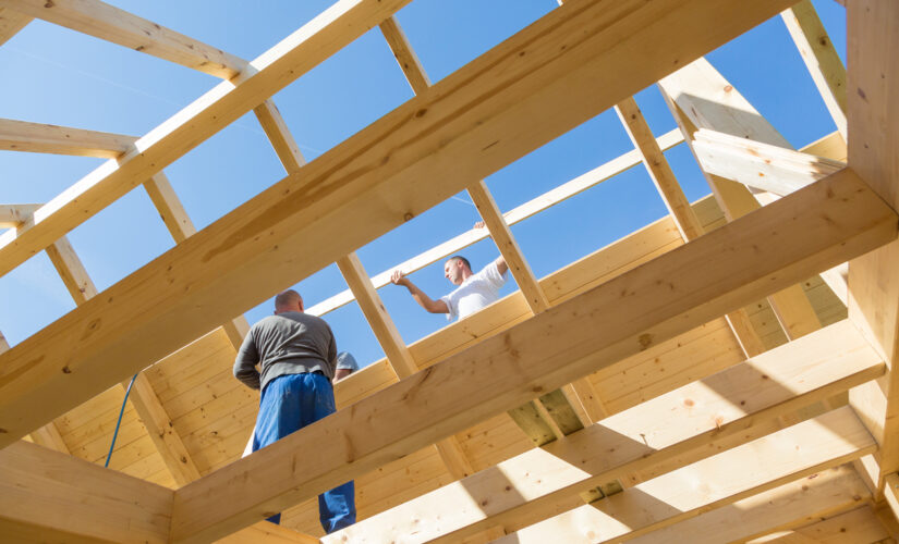 Comment choisir le bon constructeur de maisons en bois ?