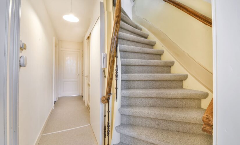 Quelle est la largeur minimale pour installer un monte-escalier?