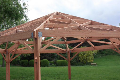 Charpente : le rôle crucial des équerres