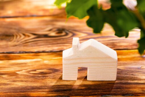Pourquoi l’assurance habitation est-elle essentielle pour les maisons en bois ?