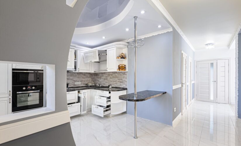 Faux plafond cuisine : guide complet sur les avantages et l’installation